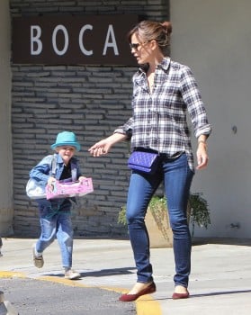 Jennifer Garner at The Market With Sam and Seraphina