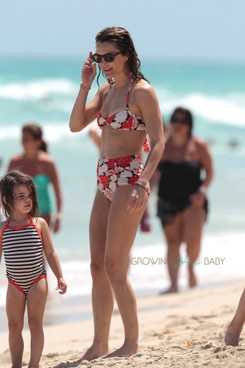 Keri Russell Plays At The Beach With Kids River and Willa