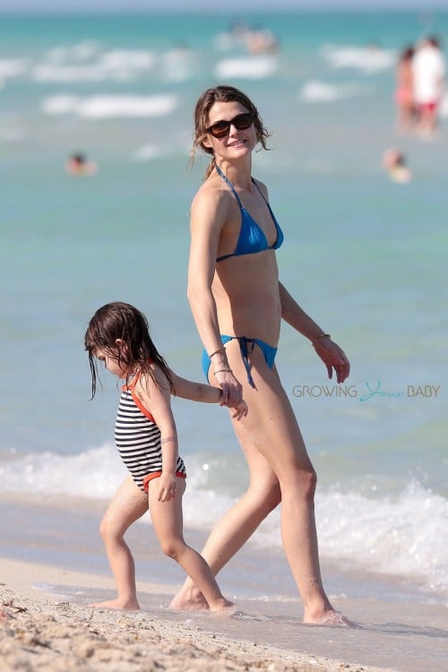 Keri Russell Plays At The Beach With Kids River and Willa
