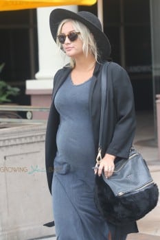Ashlee Simpson shows her baby bump as she goes for juice with husband Evan Ross at Jamba Juice in Los Angeles