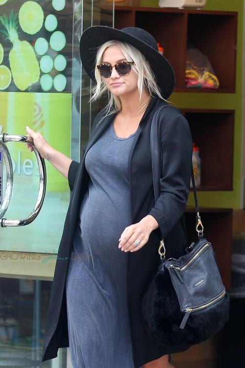 Ashlee Simpson shows her baby bump as she goes for juice with husband Evan Ross at Jamba Juice in Los Angeles