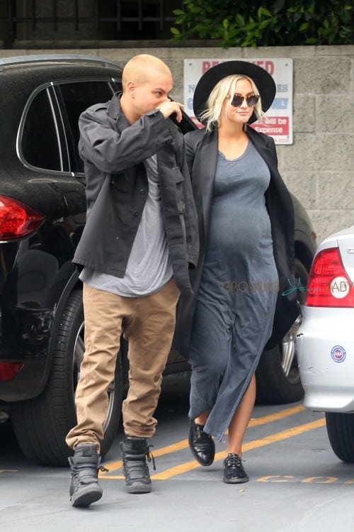 Ashlee Simpson shows her baby bump as she goes for juice with husband Evan Ross at Jamba Juice in Los Angeles