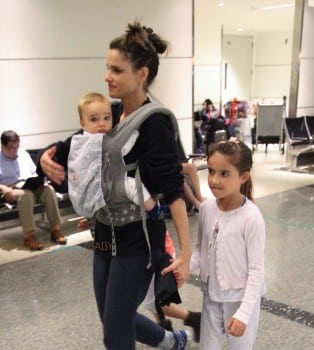 Amanda Peet travels with kids Molly, Frances & Henry Benioff