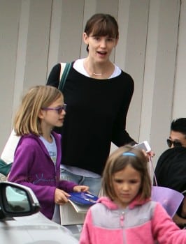 Jennifer Garner at the market with daughters Seraphina and violet