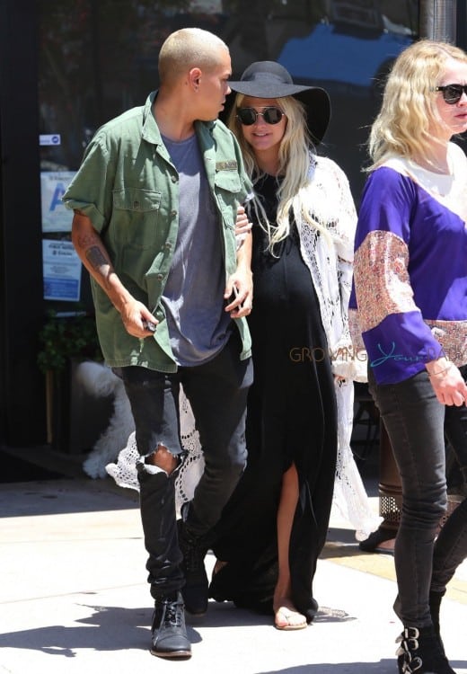 Pregnant Ashlee Simpson and Evan Ross out in LA