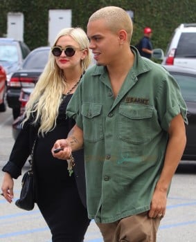 Pregnant Ashlee Simpson and Evan Ross step out for lunch in LA