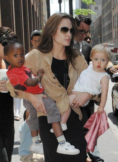 angelina+carrying+zahara+and+shiloh+NYC+061607