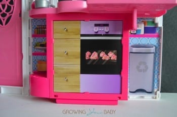 Barbie's GLAM Getaway House - kitchen