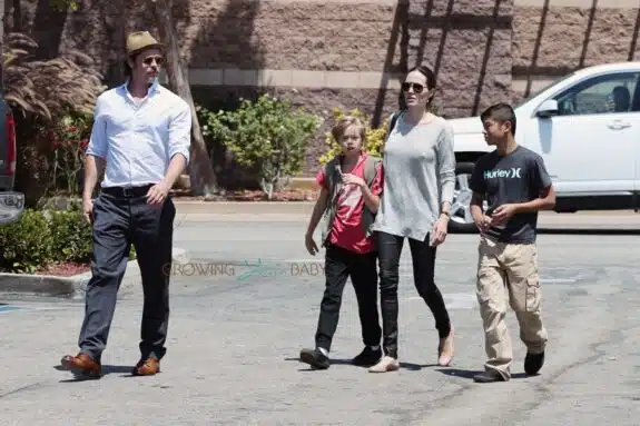 Brad Pitt and Angelina Jolie at Toys R Us With Kids Shiloh and Pax