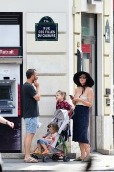 Maggie Gyllenhaal and Peter Sarsgaard in paris with their daughters Ramona and Gloria