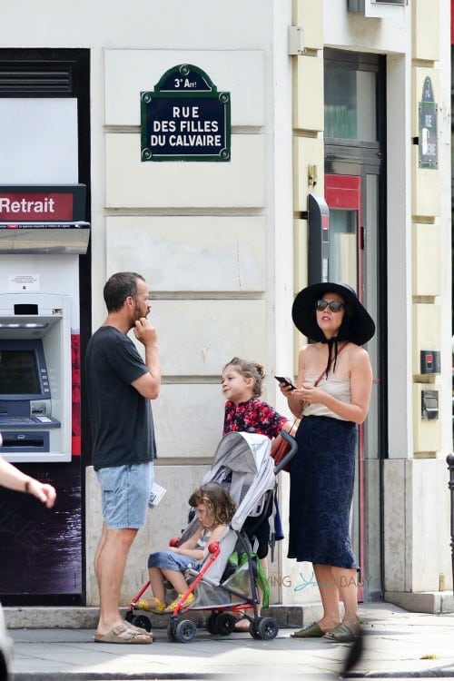 Maggie Gyllenhaal and Peter Sarsgaard in paris with their daughters Ramona and Gloria