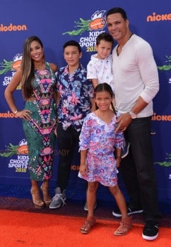 Tony Gonzalez with wife Tobie and kids Malia, River and Nikko at 2015 Nickelodeon Kid's Choice Sports Awards