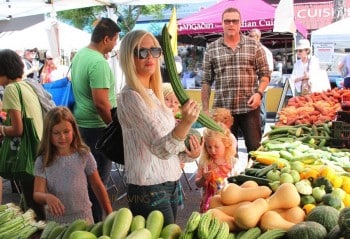 Tori Spelling and Dean McDermott at the farmer's market with their kids Liam, Stella, Finn & Hattie