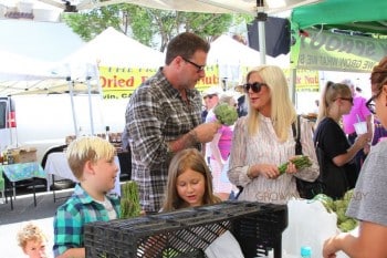 Tori Spelling and Dean McDermott at the farmer's market with their kids Liam, Stella, Finn & Hattie