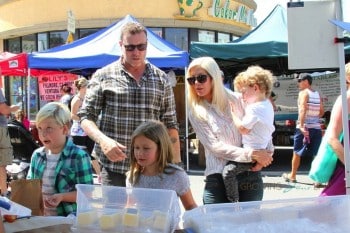 Tori Spelling and Dean McDermott at the farmer's market with their kids Liam, Stella, Finn and Hattie