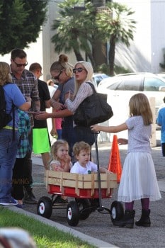 Tori Spelling and Dean McDermott at the market with their kids Stella, Hattie and Finn
