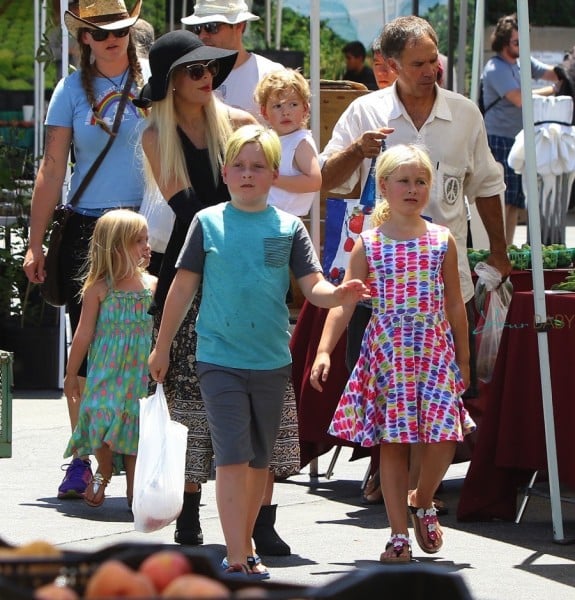 Tori Spelling at the Farmer's Market with kids Stella, Liam, Hattie and Finn McDermott