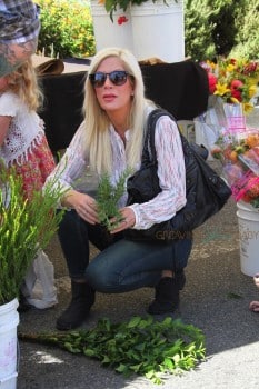 Tori Spelling at the market