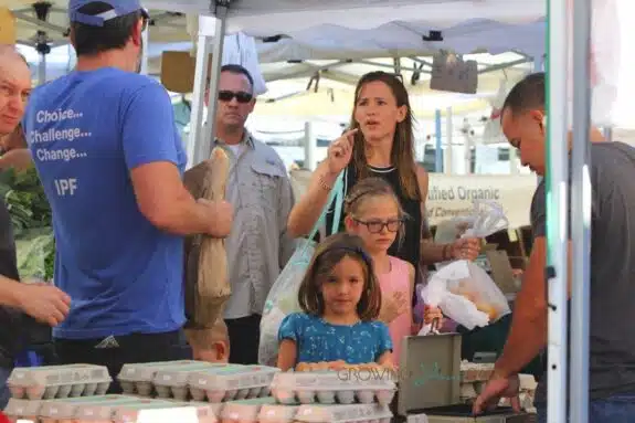 Ben Affleck and Jennifer Garner with kids Violet, and Seraphina at the market in Pacific Palisades