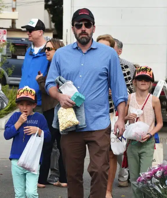 Ben Affleck with daughters Violet and Seraphina at the market