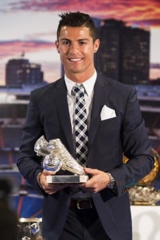 Cristiano Ronaldo accepts his award
