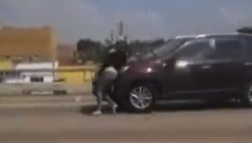 Motorists Film Video Of Pregnant Woman Clings to Car Driving on Freeway