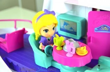 VTECH Flipsies Sandy's House & Ocean Cruiser - kitchen table