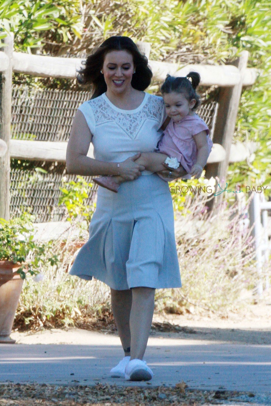 Alyssa Milano carries daughter Elizabella on the set of her new