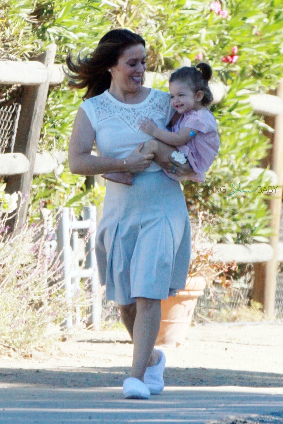 Alyssa Milano carries daughter Elizabella on the set of her new