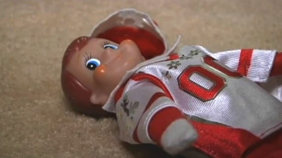 7-year-old Girl Knock Elf On The Shelf On The Floor, Calls 911