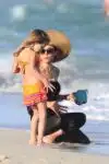 Bethenny Frankel & her daughter Bryn collect shells on Miami Beach