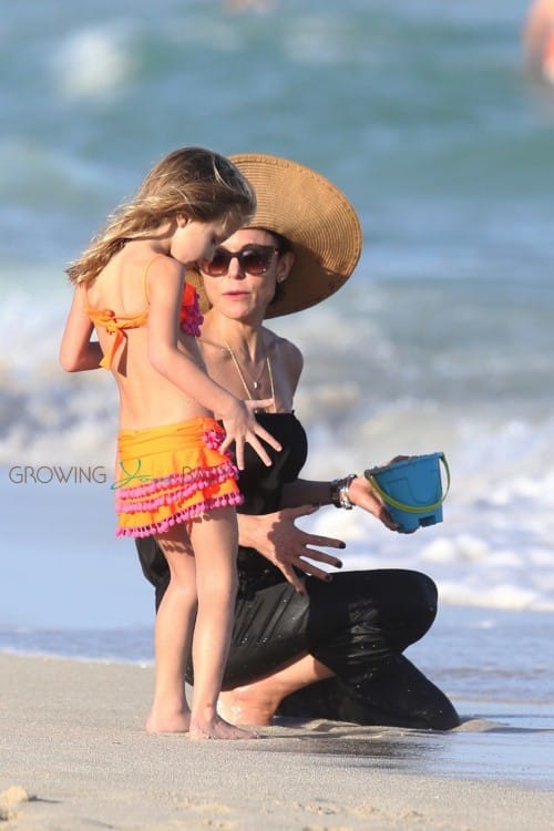 Bethenny Frankel & her daughter Bryn collect shells on Miami Beach