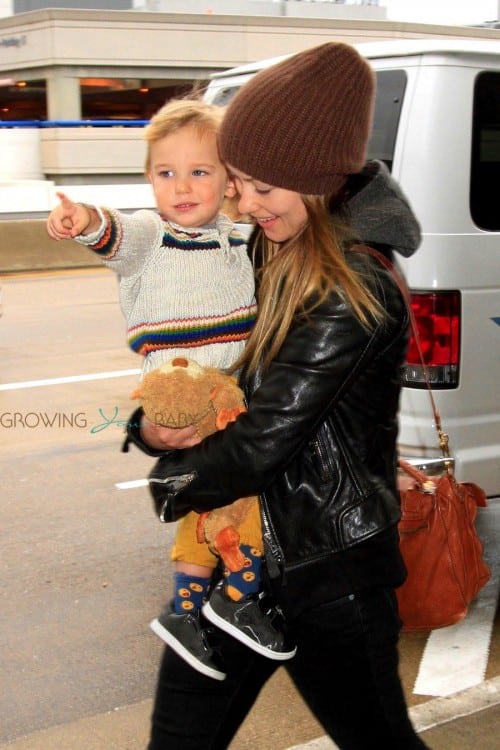 Otis Alexander points his way around at LAX with mom Olivia Wilde