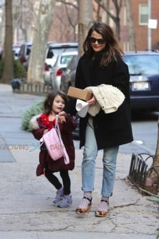 Pregnant Keri Russell arrives home with her daughter Willa Dreary