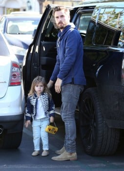 Scott Disick takes his kids Mason & Penelope to Barnes & Noble in Calabasas, California on December 31, 2015