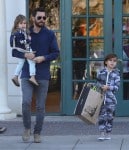 Scott Disick takes his kids Mason and Penelope to Barnes & Noble in Calabasas, California on December 31, 2015