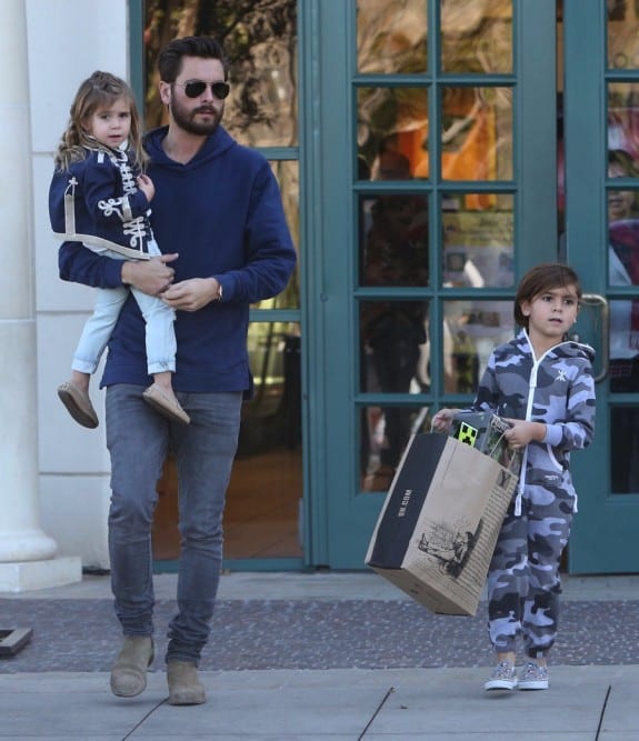 Scott Disick takes his kids Mason and Penelope to Barnes & Noble in Calabasas, California on December 31, 2015
