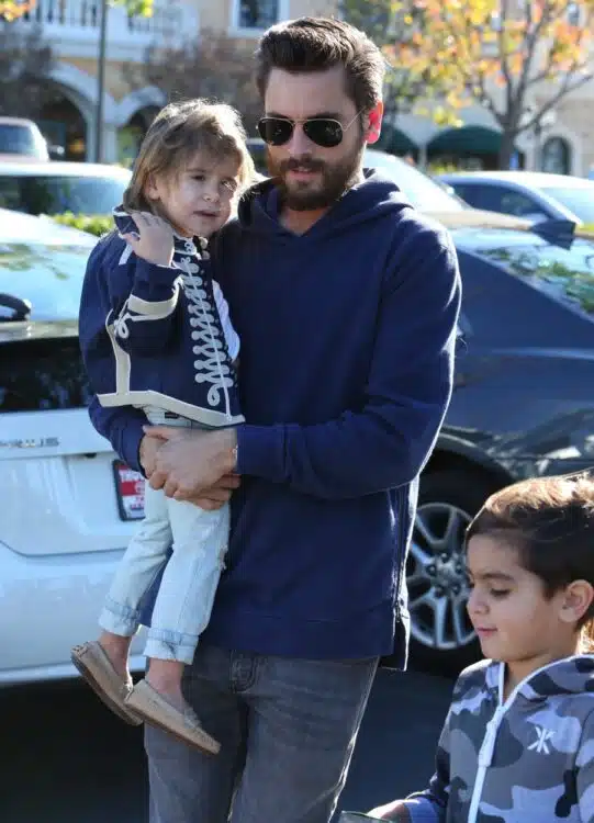 Scott Disick takes his kids Mason and Penelope to Barnes & Noble in Calabasas, California on December 31, 2015
