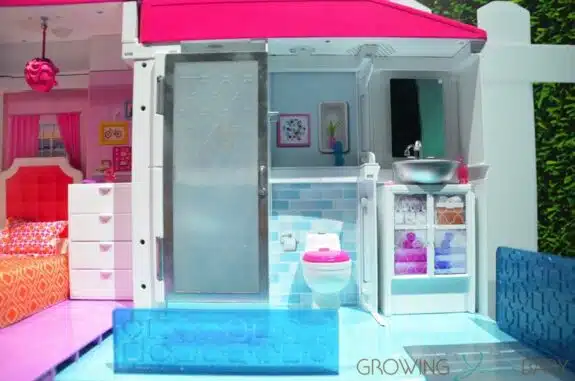 Barbie Hello Dreamhouse - bathroom