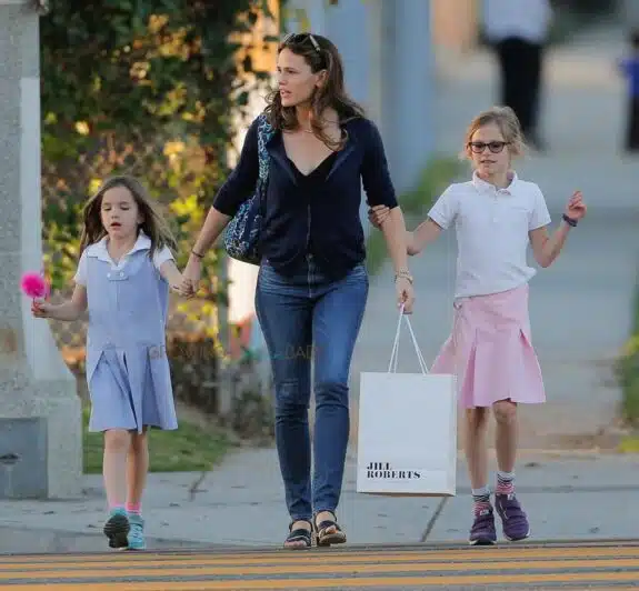 Jennifer Garner out in Santa Monica with daughters Violet and Seraphina Affleck