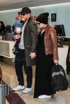Pregnant Ginnifer Goodwin & Family Catch a Flight Out of LAX