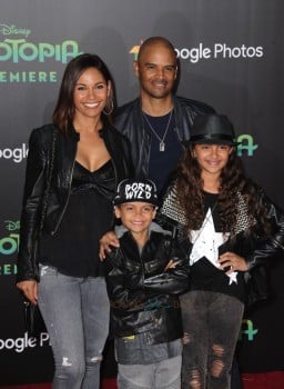 Salli Richardson at the premiere of Zootopia with her family