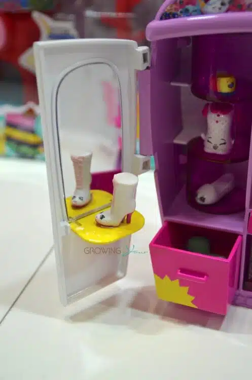 Shopkins Season 5 style me wardrobe - mirrored door