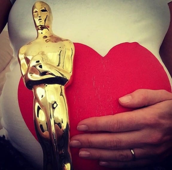 anne hathway shows off her pregnant belly and her Oscar