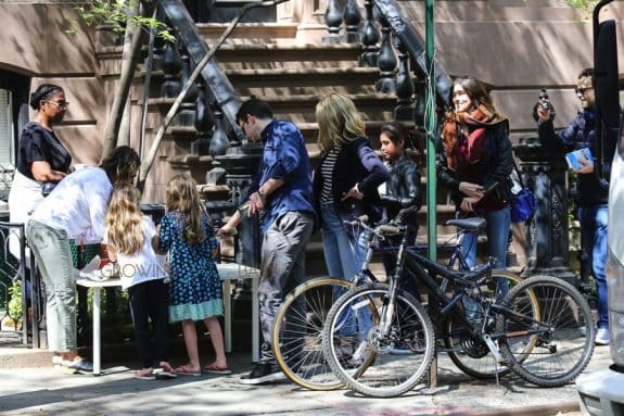 Sarah Jessica Parker helps her twins Tabitha and Marion at their lemonade stand