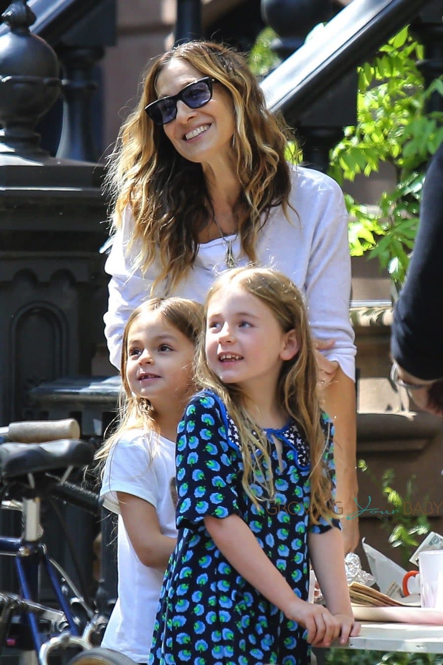 Sarah Jessica Parker helps her twins Tabitha and Marion at their lemonade stand