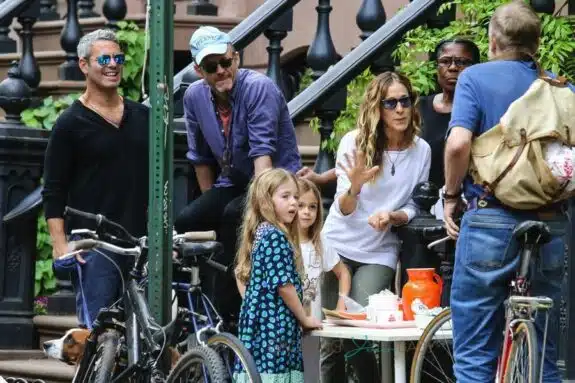 Sarah Jessica Parker helps her twins Tabitha and Marion at their lemonade stand