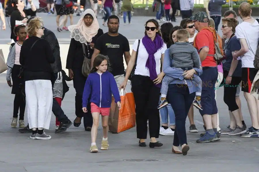 Jennifer Garner tours the Eiffel Tour With Her kids