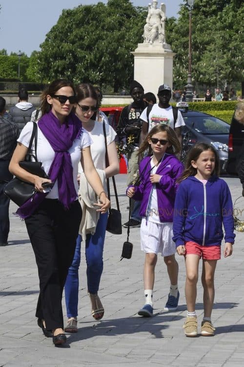 Jennifer Garner tours the Eiffel Tour With Her kids