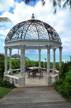 beach side dining